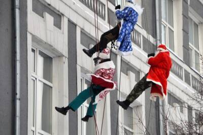 Деды Морозы-альпинисты спустились с крыши нижегородской детской больницы, чтобы поздравить маленьких пациентов