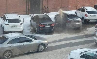 В Тюмени на Луначарского из-за коммунальной аварии улицу затопило водой