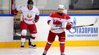 Путин и Лукашенко после переговоров вышли на лед для игры в хоккей