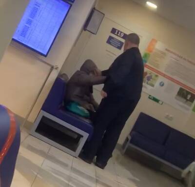 В поликлинике Ярославля охранник распылил в лицо 80-летней пенсионерке перцовый баллончик