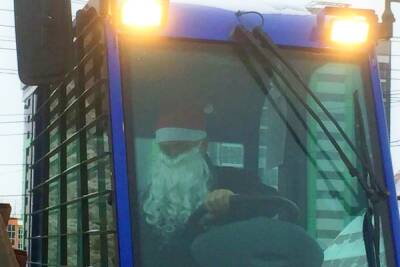 За рулем снегоуборочной машины в Воронеже работал Дед Мороз