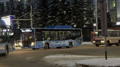 «Подарок кемеровчанам»: на улицы Кемерова вышли три автобуса с иллюминацией