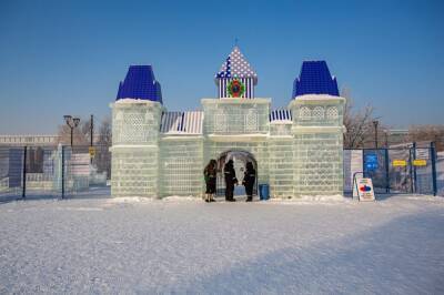 В Новосибирске на Михайловской набережной открылся ледовый городок