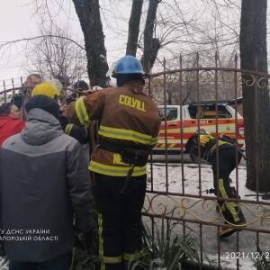 В Мелитополе подросток проткнул руку металлическим забором: вызывали спасателей. Фото
