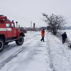 На дорогах Запорожской области из-за непогоды застряли 13 грузовиков и два автомобиля скорой помощи. Фото