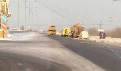 В Тюмени на объездной дороге произошло ДТП с бензовозом. Прибыла скорая