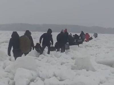 «На свой страх и риск»: красноярские вахтовики переходят Енисей по тонкому льду из-за нехватки транспорта