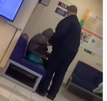 Охранник поликлиники брызнул из газового баллончика 80-летней старушке в лицо