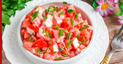 30 минут на кухне: салат с крабовыми палочками и помидорами