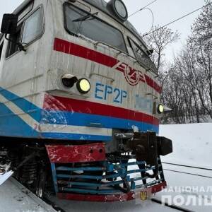 В Харьковской области микроавтобус столкнулся с поездом. Фото