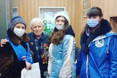 Волонтеры поздравляют ленинградце в Новым Годом