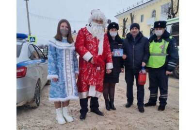 Полицейский Дед мороз сегодня работал в Ярцево