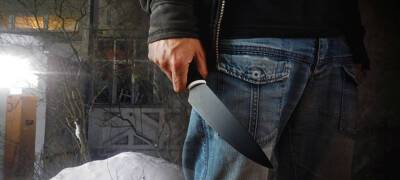 Мужчина в Петрозаводске напал с ножом на компанию незнакомых ему людей