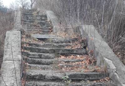 В Лисичанске восстановили "убитую" лестницу возле железнодорожного вокзала