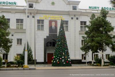 Администрации сел Лебапа выделят по 11 тысяч манатов на установку новогодних елок, флагов и портретов президента