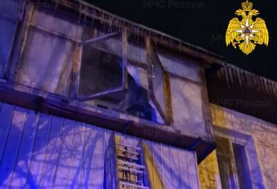 Огнеборцы спасли из горящего дома на Автозаводской семью с ребёнком