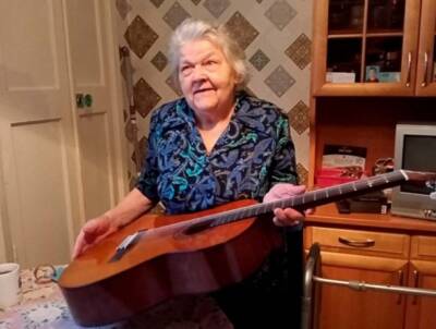 89-летняя сыктывкарка получила под Новый год гитару от Дмитрия Самоварова