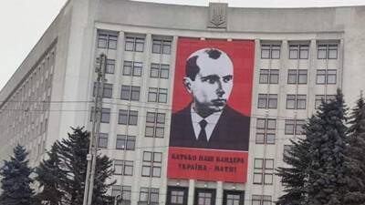 Корреспондент: в Тернополе появился огромный баннер с портретом Бандеры