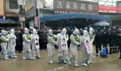 Вот так нарушителей карантина в китайском Цзинси выставили на всеобщее порицание