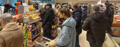 Аншлаг в супермаркетах: жители Новосибирска выстроились в гигантские очереди за продуктами к новогоднему столу