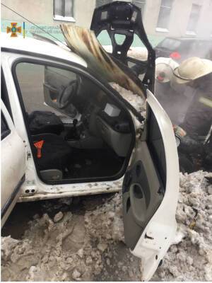В Харькове взорвался автомобиль с двумя людьми в салоне: подробности и кадры