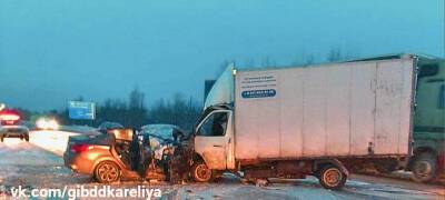 Водитель погиб в лобовом столкновении на трассе в Карелии