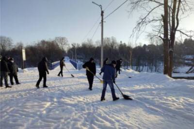 Жители Луги отработали неоплаченные штрафы уборкой снега