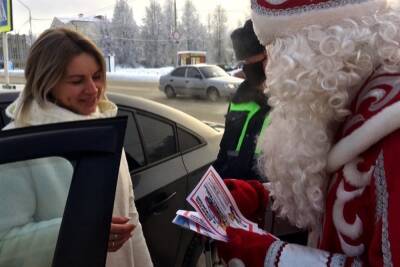 В Ивановской области Полицейский Дед Мороз призывает водителей к бдительности