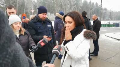 Российская певица Зара привезла подарки для беженцев в ТЛЦ