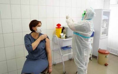 Украинцев могли вакцинировать от COVID-19 просроченными препаратами