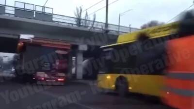 Грузовик с "МАФом" застрял под мостом в Киеве, эпичные кадры: движение перекрыто
