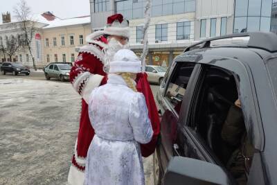 Псковских водителей поздравили с Новым годом