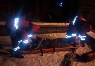 Киевские спасатели случайно уронили травмированного мужчину с трехметровой высоты. ВИДЕО