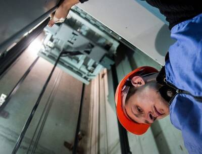 Управляющие компании вводят в эксплуатацию лифты после капитального ремонта в Глазове