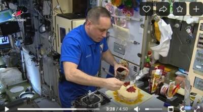 Селедка космическая - Шкаплеров и Дубров приготовили на МКС салаты к Новому году