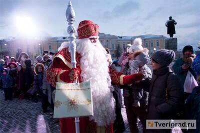 Селфи-посох и ёлочные игрушки из сыра: приключения настоящего Деда Мороза в Тверской области