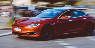 Компания Tesla отзывает в США 475 тыс. электромобилей из-за неисправных камер и багажников