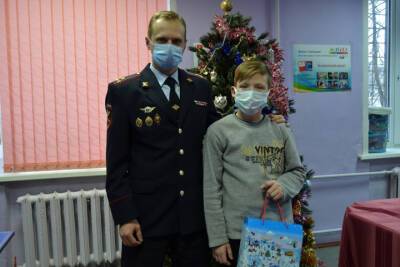 К несовершеннолетнему нарушителю из Тверской области пришёл «Полицейский Дед Мороз»