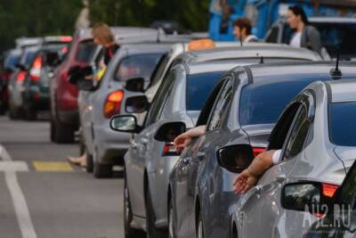 Россиян предупредили о штрафах и лишении прав за долгий прогрев авто во дворах и гирлянды на машинах