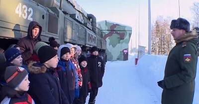 В России Деды морозы покатали сирот на ракетных установках (фото)