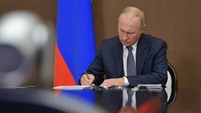 Путин продлил срок отказа госслужащих от иностранного гражданства