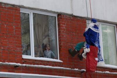 Деды Морозы - пожарный и альпинисты - поздравили пациентов нижегородской детской больницы