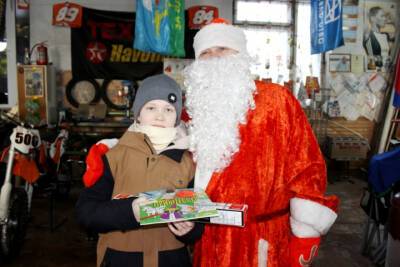 Дед Мороз пришел с подарками в псковский мотоклуб