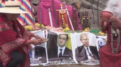 Шаманы в Перу провели магический ритуал с портретами Зеленского и Путина (видео)