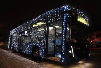 400 метров светодиодных лампочек украсили новогодний электробус в Белгороде
