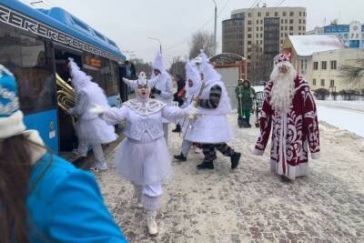 Пассажиров автобуса № 15 в Белгороде встречали Дед Мороз и Снегурочка