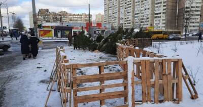 В Киеве закрыли около 30 нелегальных елочных ярмарок