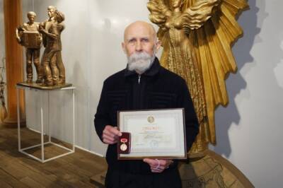 Астраханец награждён золотой медалью Василия Сурикова