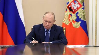 Запрет на списание соцвыплат у должников, отмена техосмотра и продление дачной амнистии: какие законы подписал Путин