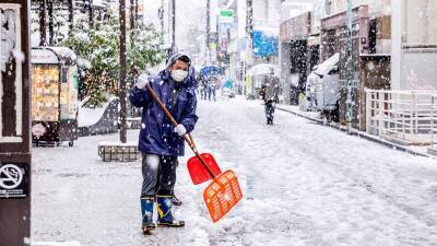 В Японии из-за снегопадов авиакомпании отменили более 40 рейсов